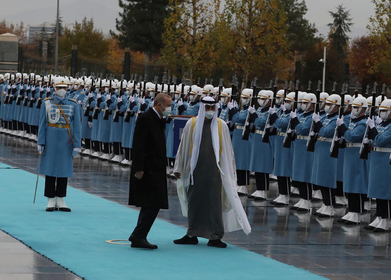 Le président turc Recep Tayyip Erdogan et le cheikh Mohammed bin Zayed Al Nahyan, prince héritier des Émirats arabes unis, d’une cérémonie de bienvenue au palais présidentiel, à Ankara, en Turquie, le 24 novembre 2021.