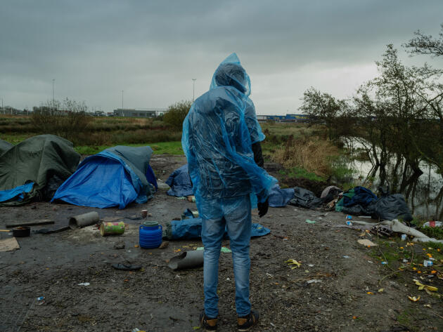 Un jeune migrant dans un campement entre Calais et Marck (Pas-de-Calais), le 25 novembre 2021.