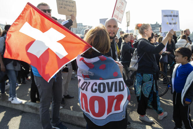 Participantes en la manifestación del 9 de octubre de 2021 en Ginebra contra las restricciones impuestas a la vacuna y al Gobierno-19.