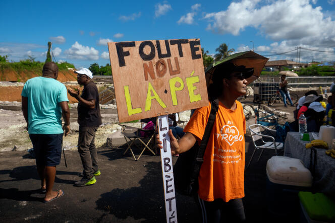 Une pancarte « Foutez nous la paix », au départ d’une marche contre l’obligation vaccinale et pour exiger la mise en application des 32 revendications du collectif  appelant à de la grève illimitée, le 24 novembre 2021 aux Abymes  (Guadeloupe)