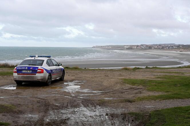 Policías patrullan cerca de la playa de Wimereux (Pas-de-Calais), el 25 de noviembre de 2021.