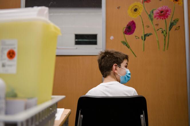 Un enfant, âgé de 11 ans, attend après avoir reçu le vaccin Pfizer-BioNTech Covid-19, à Montréal, au Québec, le 24 novembre 2021.