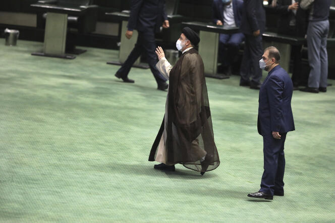 Le président iranien Ebrahim Raïssi au Parlement lors d’une séance de vote de confiance, à Téhéran, le 16 novembre 2021.