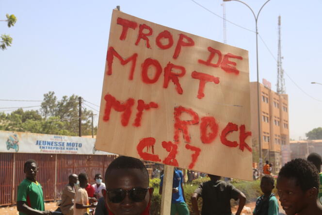 Un manifestant à Ouagadougou, le 27 novembre 2021.