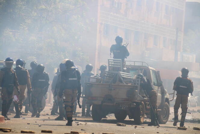 Des hommes de la gendarmerie dans une rue de Ouagadougou, au Burkina Faso, lors d’une manifestation appelant à la démission du président Roch Marc Christian Kaboré, le 27 novembre 2021.