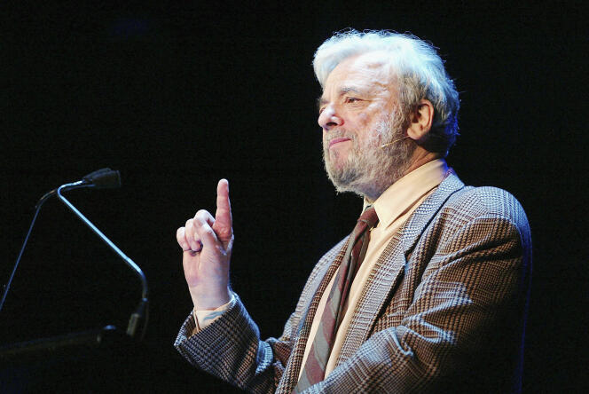 Le compositeur Stephen Sondheim, le 9 mai 2004, prend la parole lors du cinquième dîner annuel de la Dramatists Guild, au Hudson Theater, à New York.