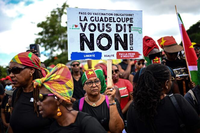 Em 27 de novembro de 2021 em Guadalupe, os manifestantes participaram de uma manifestação contra o dever de vacinação de robalos e zeladores e bombeiros.  Da ilha 