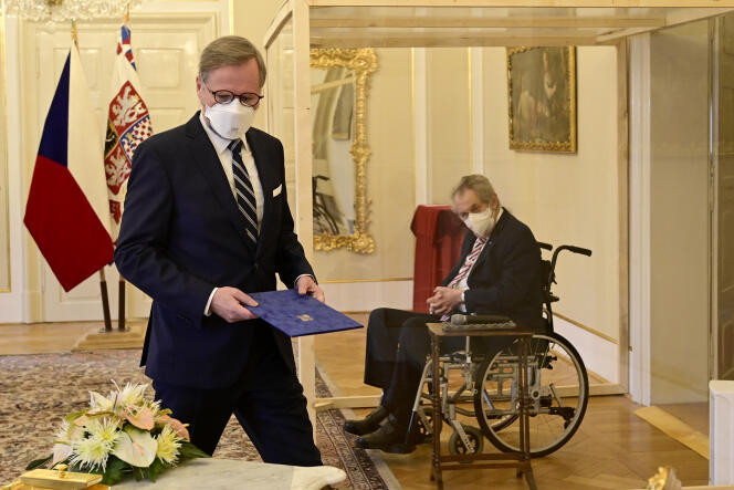 « Je suis convaincu que nous aurons prochainement un gouvernement fort et stable », a assuré Petr Fiala, lors d’une cérémonie inhabituelle, durant laquelle le président, Milos Zeman, en fauteuil roulant et atteint du Covid-19, était protégé d’une barrière en plastique.