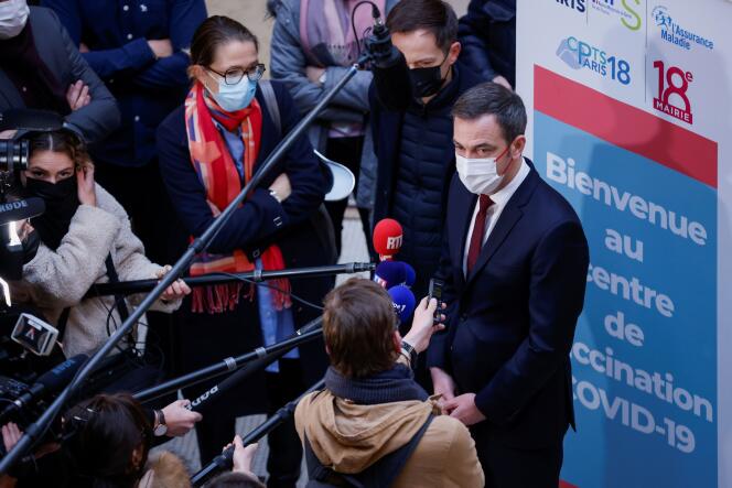 Le ministre de la santé, Olivier Véran, en déplacement dans un centre de vaccination parisien, le 28 novembre 2021.