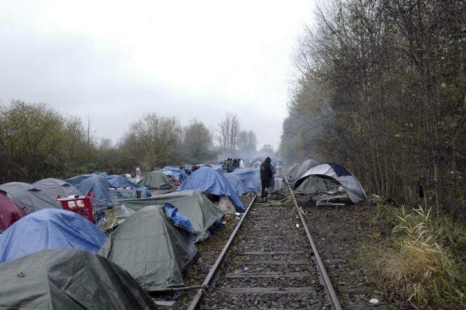 Un camp de migrants à Calais, le 27 novembre 2021, la veille d’une réunion européenne pour renforcer la lutte contre le trafic migratoire.