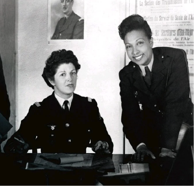 La sous-lieutenante Joséphine Baker (à droite), à Alger en 1944, avec la commandante Alla Dumesnil, sa supérieure hiérarchique.