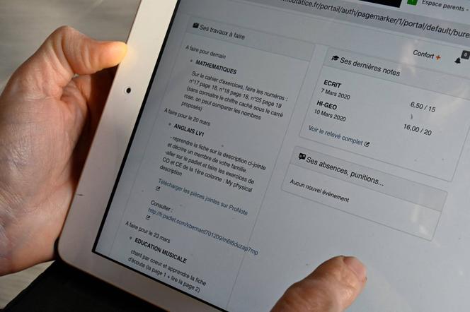 Une personne utilisant le portail « Toutatice », un agenda partagé pour les élèves mis en place par la région Bretagne et utilisé notamment pendant le confinement de mars 2020.