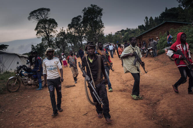Des miliciens du groupe armé Codeco montent la garde pendant une réunion avec d’anciens chefs de guerre dans le village de Wadda, dans la province de l’Ituri, dans le nord-est de la République démocratique du Congo, le 19 septembre 2020.