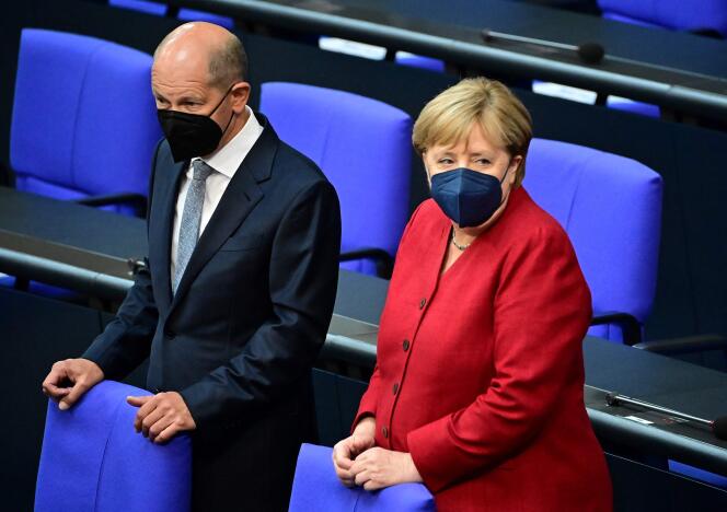 Olaf Scholz et Angela Merkel au Bundestag, le 25 août 2021. Ils ont rencontré les dirigeants des seize régions allemandes pour évoquer un éventuel durcissement des restrictions et la vaccination obligatoire contre le Covid-19.