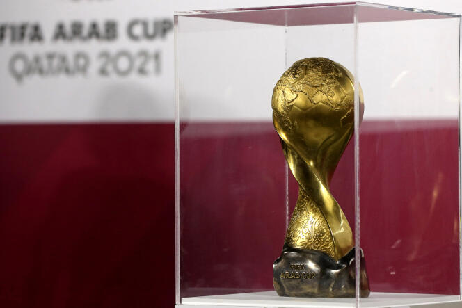 Le trophée de la Coupe arabe de football exposé à Doha, la capitale qatarie, le 23 novembre 2021.