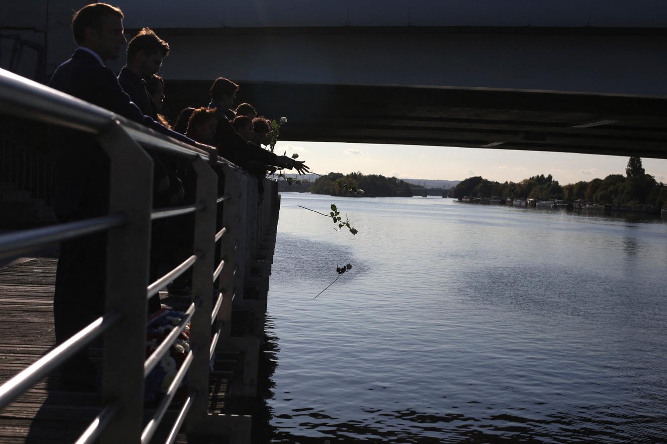 Des participants jettent des roses dans la Seine à l’occasion de la commémoration de la répression brutale de la manifestation du 17 octobre 1961, au pont de Bezons (Hauts-de-Seine), le 16 octobre 2021.