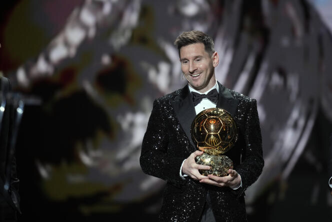 Lionel Messi reçoit son 7e Ballon d’or au théâtre du Châtelet, à Paris, le 29 novembre 2021.