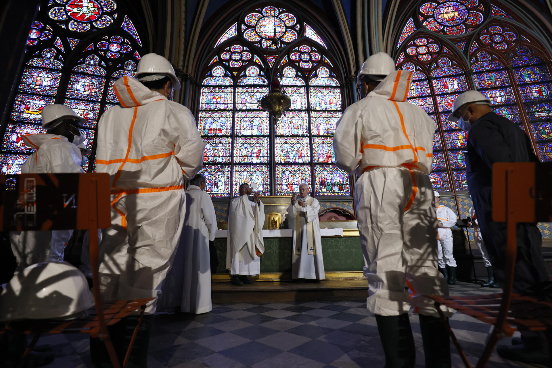 L’archevêque de Paris, Mgr Michel Aupetit, et le représentant du diocèse de Paris pour le chantier de Notre-Dame, Mgr Eric Aumonier, lors d’une messe à huis clos dans la cathédrale, à Paris, le 16 juin 2021.