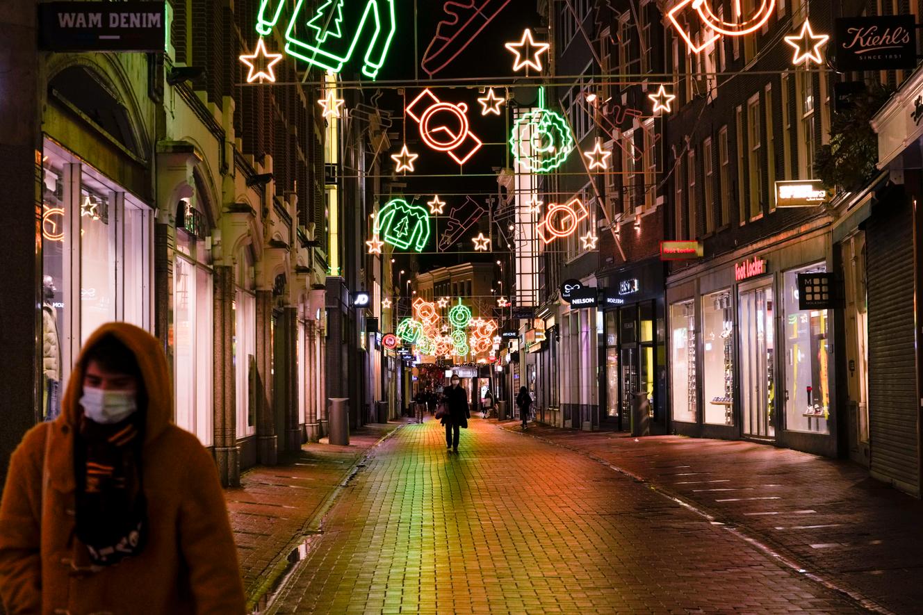 Strade quasi deserte ad Amsterdam il 29 novembre 2021, a causa della chiusura alle 17 di negozi, bar e ristoranti non essenziali, tutti i giorni fino alle 5 del mattino.