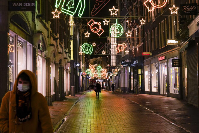 Des rues quasi désertes à Amsterdam, le 29 novembre 2021, en raison de la fermeture à 17 heures des magasins non essentiels, des bars et restaurants, tous les jours jusqu’à 5 heures du matin.