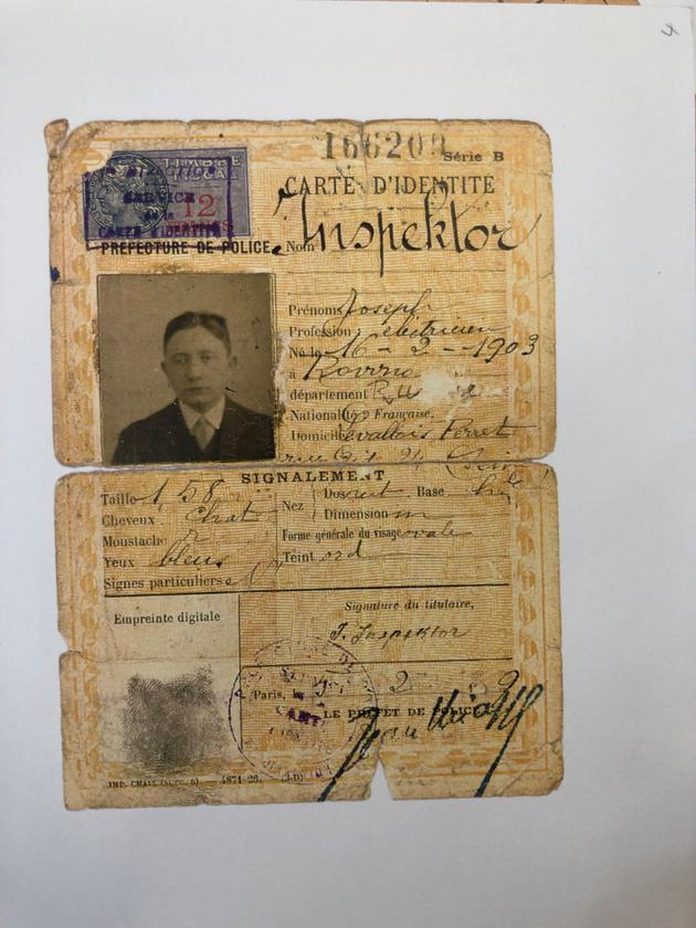 Véritable carte d’identité française de Joseph Inspektor (dont il avait lavé la mention « Juif » sous l’Occupation), déposée en 2009 par sa famille au Centre de documentation du Mémorial de la Shoah, à Paris.