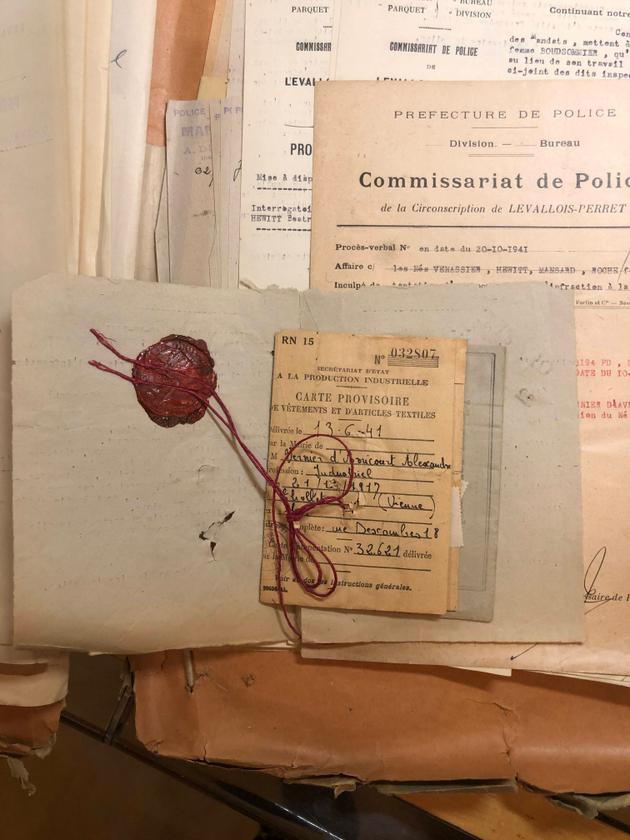 Ce document est un scellé d’une pièce (fausse carte de textile) du dossier d’appel correctionnel de Serge Baretzki, conservé aux Archives de Paris.