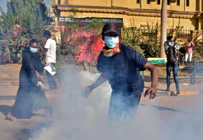 Les forces de sécurité soudanaises ont tiré des grenades lacrymogènes sur des manifestants, ont rapporté des témoins à l’Agence France-Presse (AFP), le 30 novembre 2021, à Khartoum.