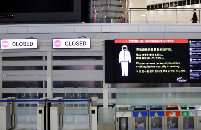 Un avis concernant les mesures de sécurité contre le Covid-19 à l’aéroport international de Narita, le premier jour de la fermeture des frontières japonaises pour empêcher la propagation du nouveau variant Omicron, le 30 novembre 2021.