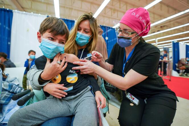 Un enfant se fait vacciner à l’hôpital Humber River de Toronto, le 25 novembre 2021, après que le Canada a approuvé le vaccin de Pfizer pour les 5-11 ans.
