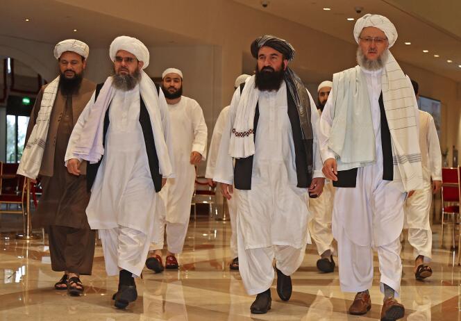 Le ministre taliban des affaires étrangères,  Amir Khan Muttaqi (deuxième à gauche), le 12 août 2021, à Doha, au Qatar.