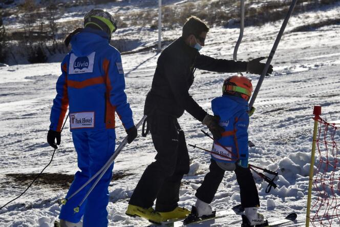 Skiers during the opening weekend of the Porté-Puymorens resort (Pyrénées-Orientales), November 20, 2021.