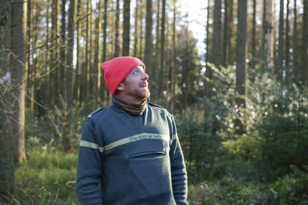 Charles Papageorgiou, agent forestier de l’ONF et délégué syndical Snupfen-Solidaires, dans la forêt domaniale des Pothées, à Tremblois-lès-Rocroi (Ardennes), le 24 novembre 2021.