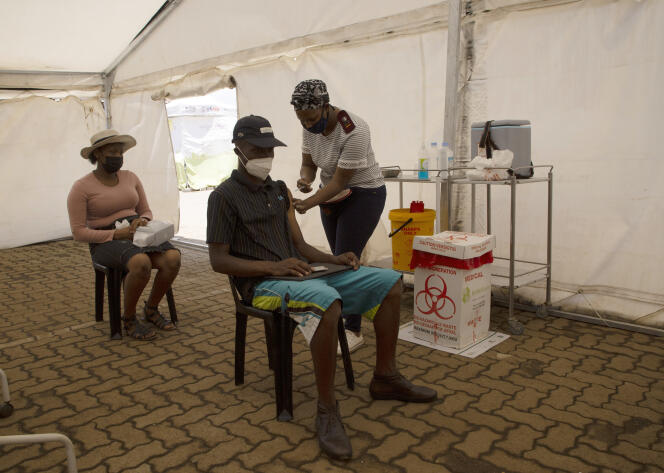 Un homme se fait vacciner contre le Covid-19 à Soweto, en Afrique du Sud, le 29 novembre 2021.