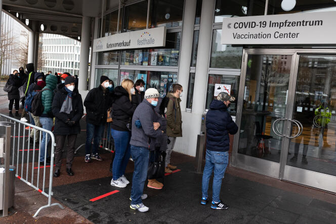In front of the Vaccine Center on November 30, 2021 in Frankfurt (Germany).