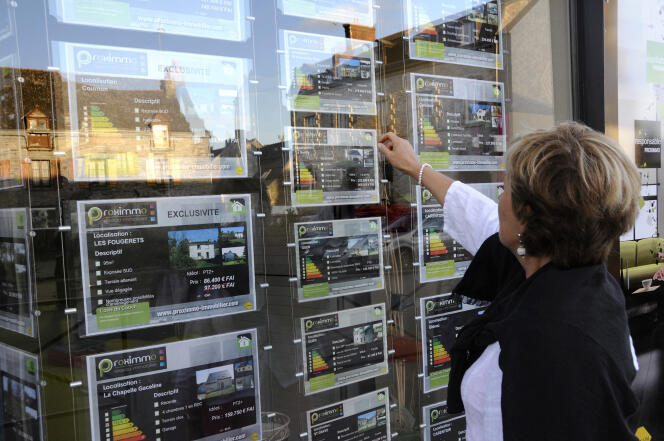 Une agence immobilière de La Gacilly (Morbihan) affiche les diagnostics de performance énergétique dans ses annonces.