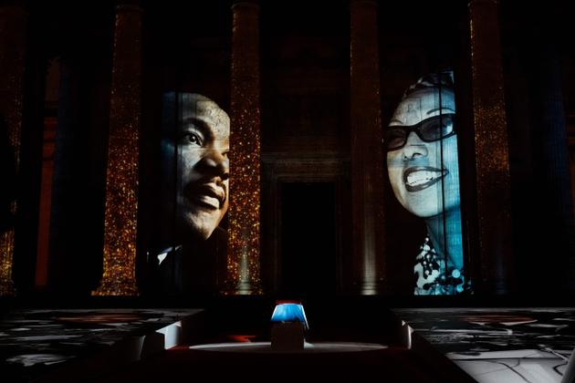 Des images de l’artiste et de Martin Luther King sont projetées sur la façade du Panthéon, illustrant le combat de Joséphine Baker contre le racisme. A Paris, le 30 novembre 2021.