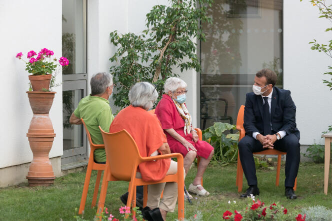 Emmanuel Macron visite l’Ephad « La Bonne Eure » à Bracieux (Loir-et-Cher), en septembre 2020.