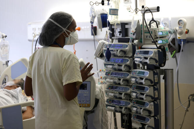 Una enfermera del Hospital Universitario Saint-Pierre está cuidando a un paciente con Covid-19 en julio de 2021.