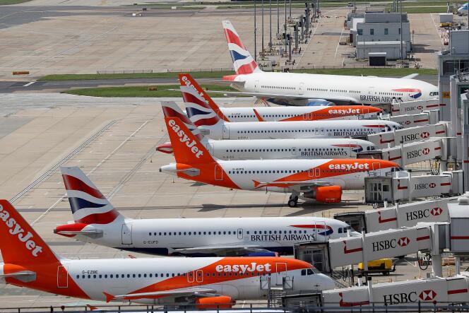 Des avions en stationnement à l’aéroport de Gatwick, dans la région de Londres.