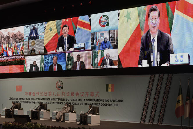 Le président chinois Xi Jinping (à l’écran) lors du Forum de coopération sino-africaine (Focac) à Dakar, le 29 novembre 2021.