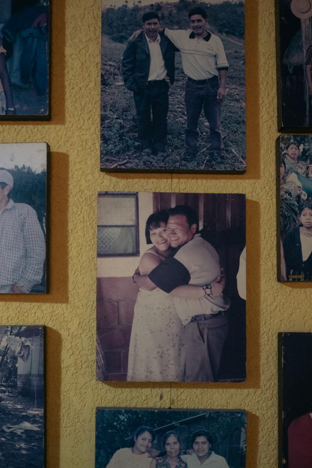 Des photos de retrouvailles familiales sont affichées dans le bureau de la Liga guatemalteca de higiene mental, à Ciudad de Guatemala, le 3 juin 2021.