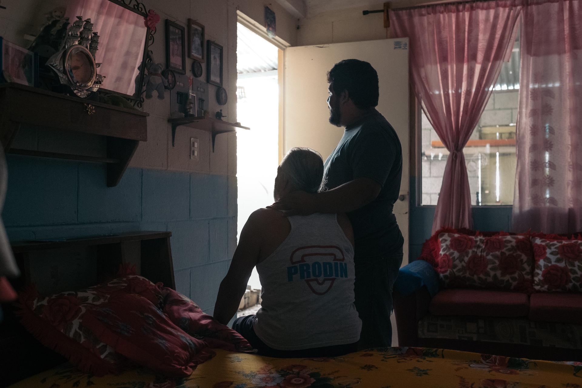 Juan et Martin G., respectivement beau-père et demi-frère de Javier M., adopté par des Français, à Palencia, Guatemala, le 6 juin 2021.