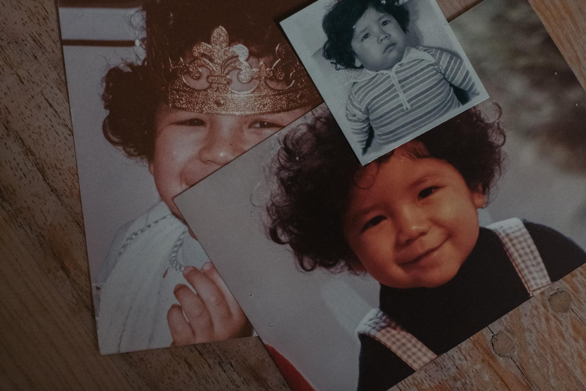 Photos de son fils Javier données à Rosa, pour lui montrer qu’il avait été adopté « par une comtesse en France » et qu’il se portait bien.