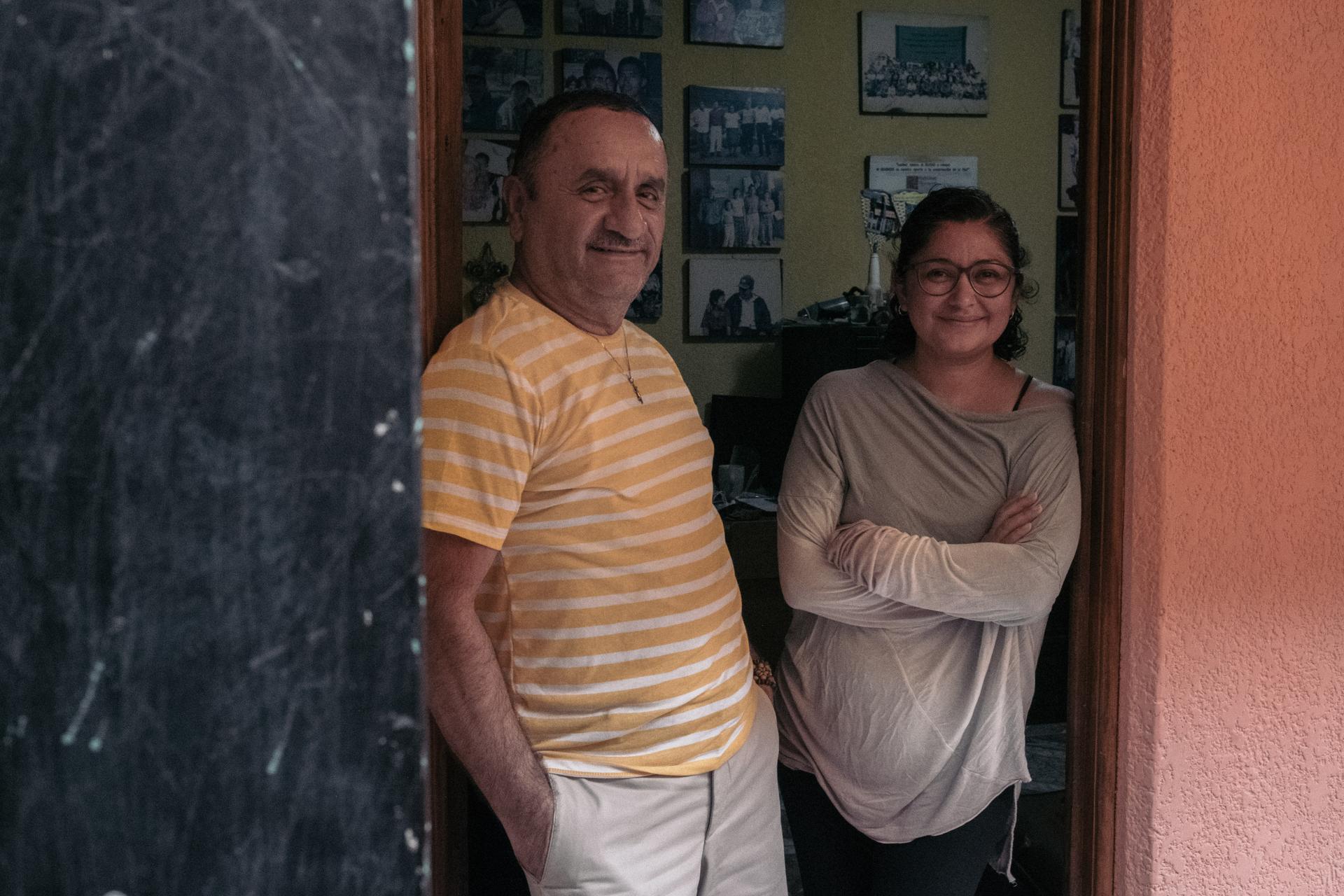 Marco Garavito, psychologue et directeur de la Liga guatemalteca de higiene mental, et Angela Reyes, psychologue elle aussi, à Ciudad de Guatemala, le 3 juin 2021.