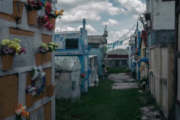 Le cimetière dans lequel est enterrée la mère biologique de Javier M., Rosa, le 6 juin 2021, à Palencia (Guatemala).