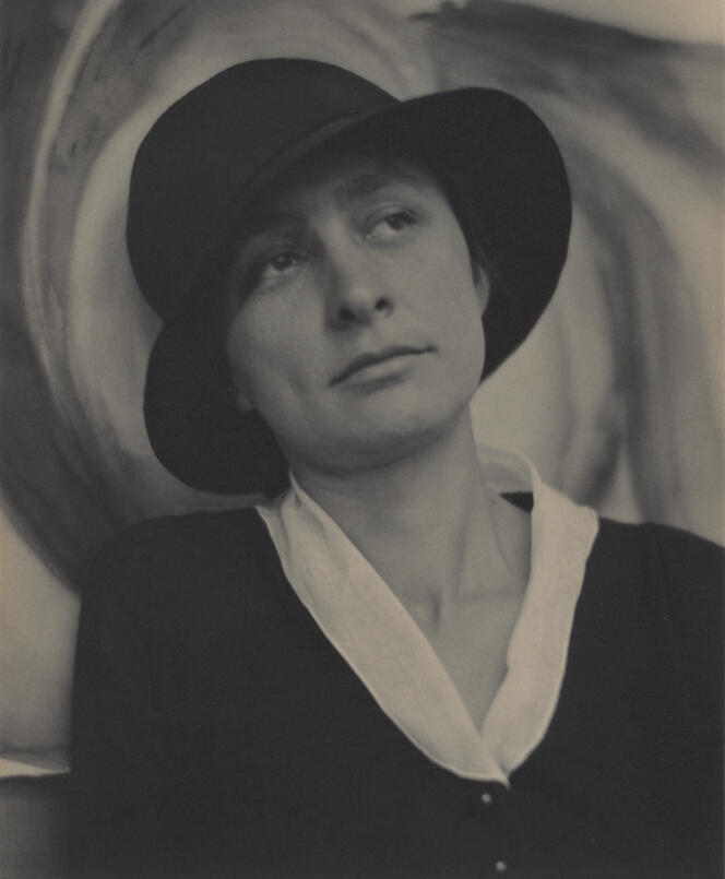 Georgia O'Keeffe, in 1917, at 291, Fifth Avenue in New York, collection of Alfred Stieglitz.