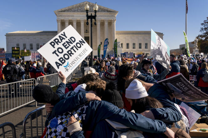Un groupe de manifestants contre l’avortement devant la Cour suprême des Etats-Unis, à Washington, le 1er décembre 2021.