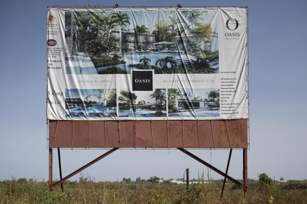 Panneau d'un project de construction d'hôtel arrêté par les habitants du village de Déni Malick Guèye.  Diamniadio (Sénégal), el 26 de noviembre de 2021.
