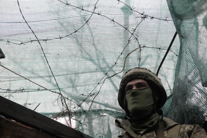 Un soldat ukrainien à Marinka,  dans la région de Donetsk, le 20 avril 2021.