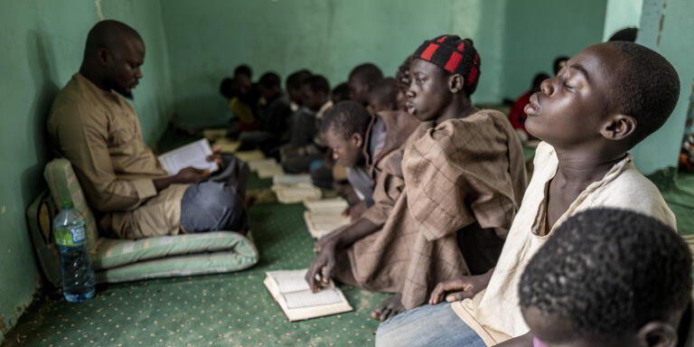 Le 30 novembre 2021 Gamboul Keur Matar dans la région de Kaolack au Sénégal. Les talibés (étudiants coraniques) apprennent le Coran dans la Dhara de l’Imam Alioune Badara Ndao. ©SYLVAIN CHERKAOUI POUR LE MONDE